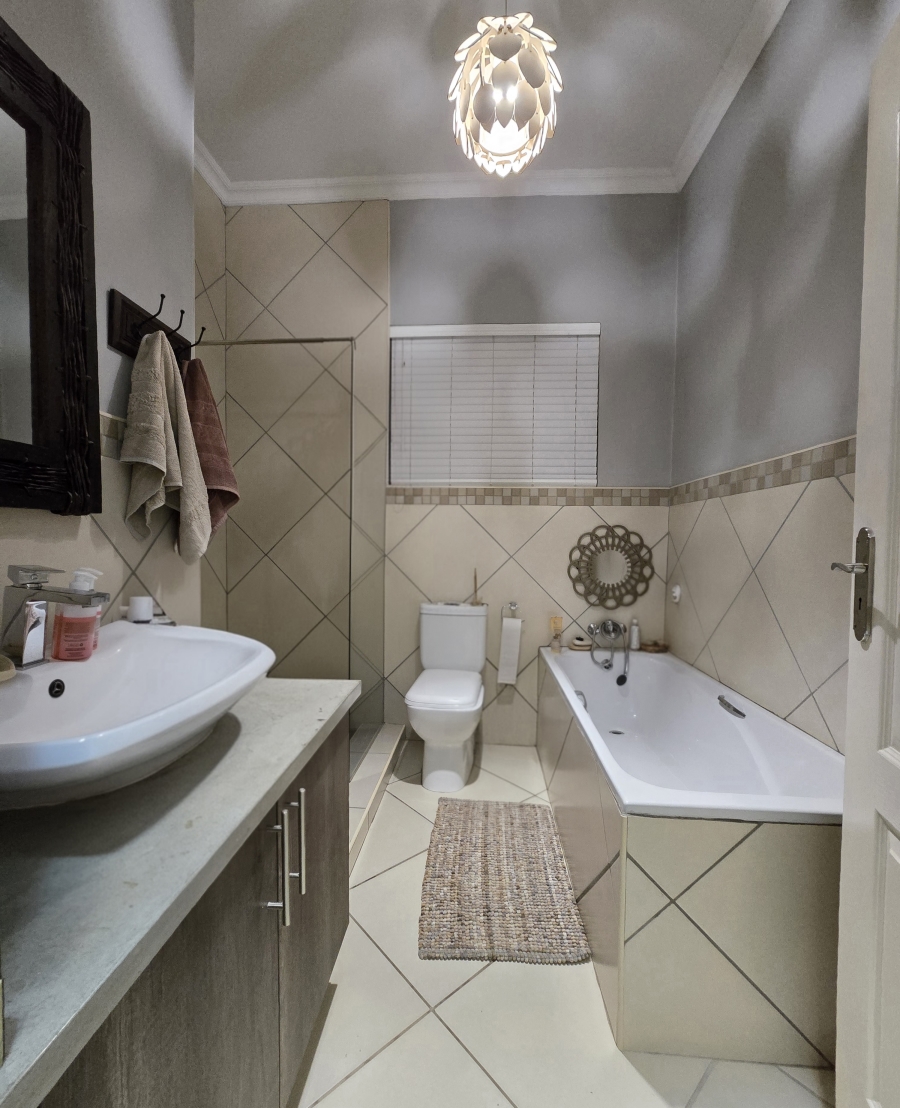 3 Bedroom Property for Sale in Gateway Manor North West